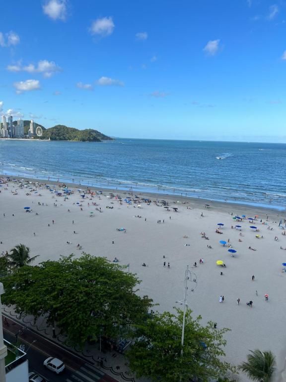 un grupo de personas en una playa cerca del océano en NOVO Mar Doce Lar Pé na Areia, en Balneário Camboriú