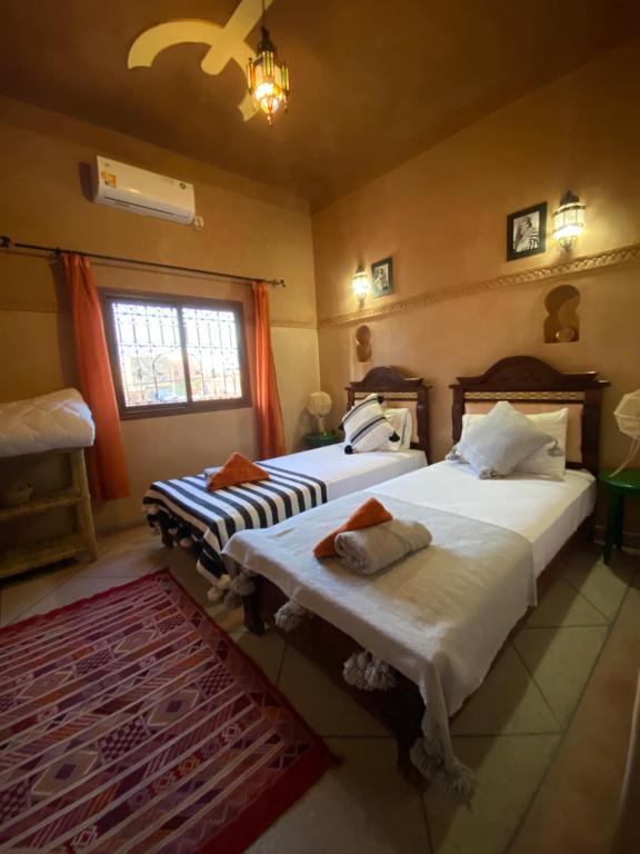 Un pat sau paturi într-o cameră la Berber Nomad Kasbah