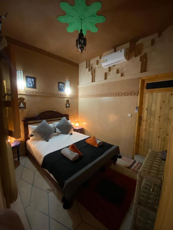 Łóżko lub łóżka w pokoju w obiekcie Berber Nomad Kasbah