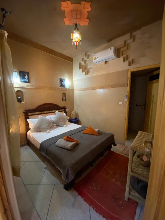 Łóżko lub łóżka w pokoju w obiekcie Berber Nomad Kasbah