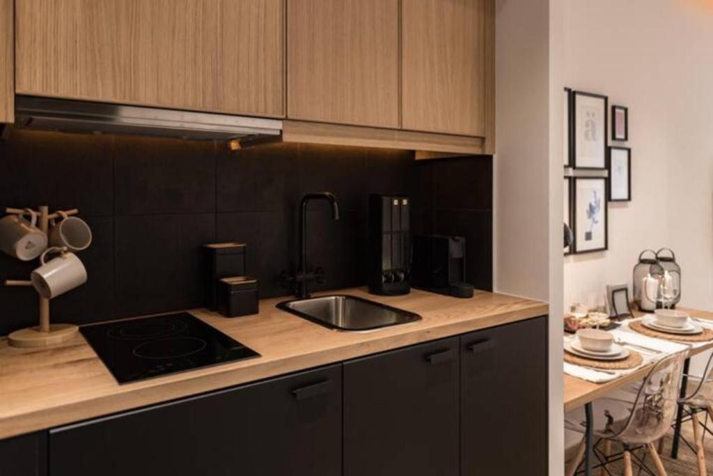 A kitchen or kitchenette at Downtown Syntagma apartment 2