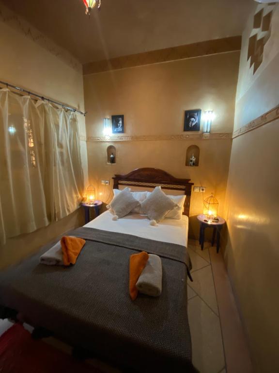 Łóżko lub łóżka w pokoju w obiekcie Berber Nomad Kasbah