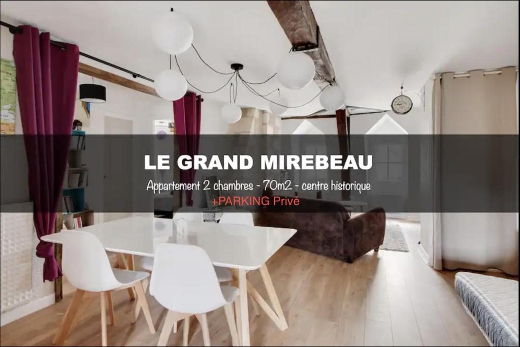 布爾日的住宿－Le Grand Mirebeau，一间设有白色桌子和白色椅子的用餐室