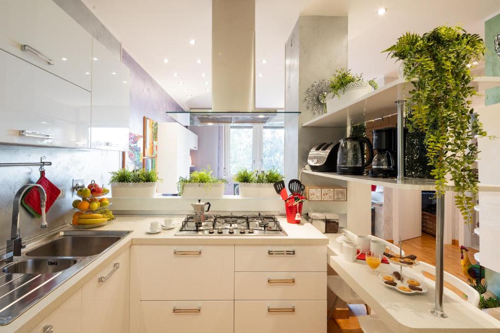a kitchen with white cabinets and a sink at Appartamento a Modena, comodo a tutti i servizi in Modena