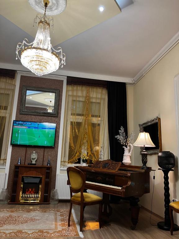 Televízia a/alebo spoločenská miestnosť v ubytovaní Logod Panorama Apartman