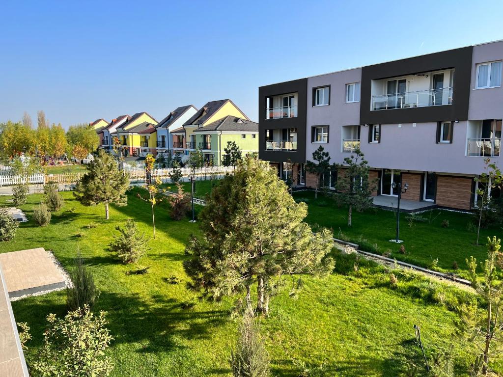 - une vue aérienne sur un complexe d'appartements avec une cour dans l'établissement Libertatii Gardens Residences, à Otopeni