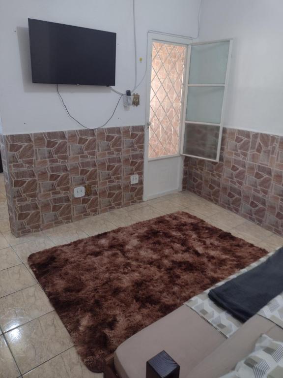een badkamer met een bruin tapijt op de vloer bij Meu Cantinho E in Guaratinguetá