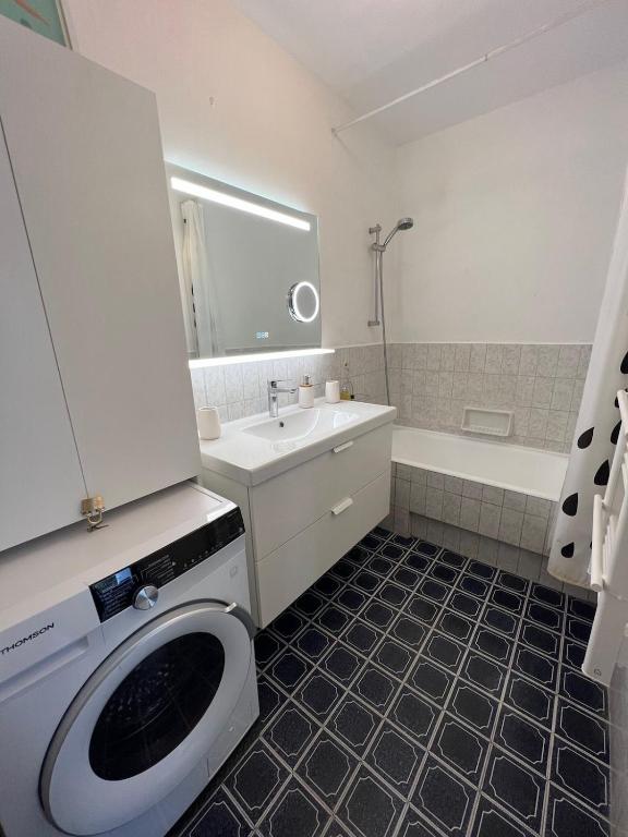 Kúpeľňa v ubytovaní Seafront - beautiful flat with aircon and comfortable loggia