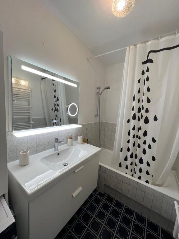 Kúpeľňa v ubytovaní Seafront - beautiful flat with aircon and comfortable loggia