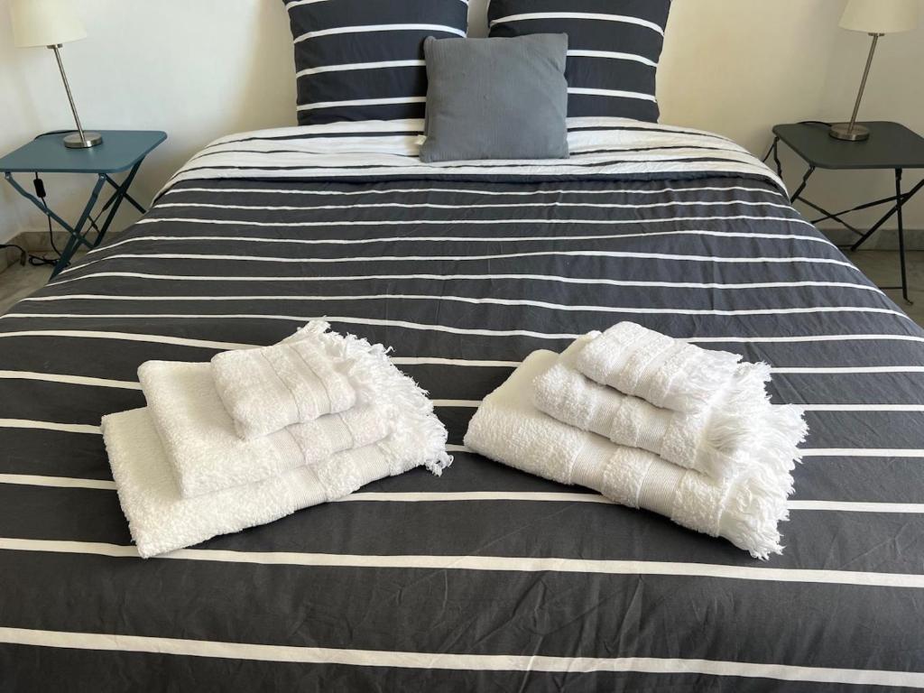 Posteľ alebo postele v izbe v ubytovaní Seafront - beautiful flat with aircon and comfortable loggia