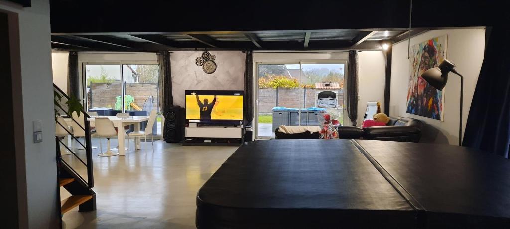 Televízia a/alebo spoločenská miestnosť v ubytovaní Loft atypique et chaleureux