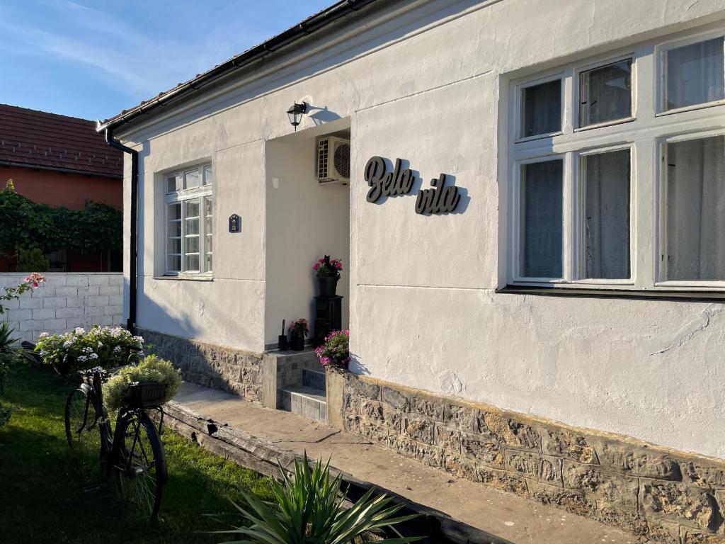 Budova, kde se vila nachází