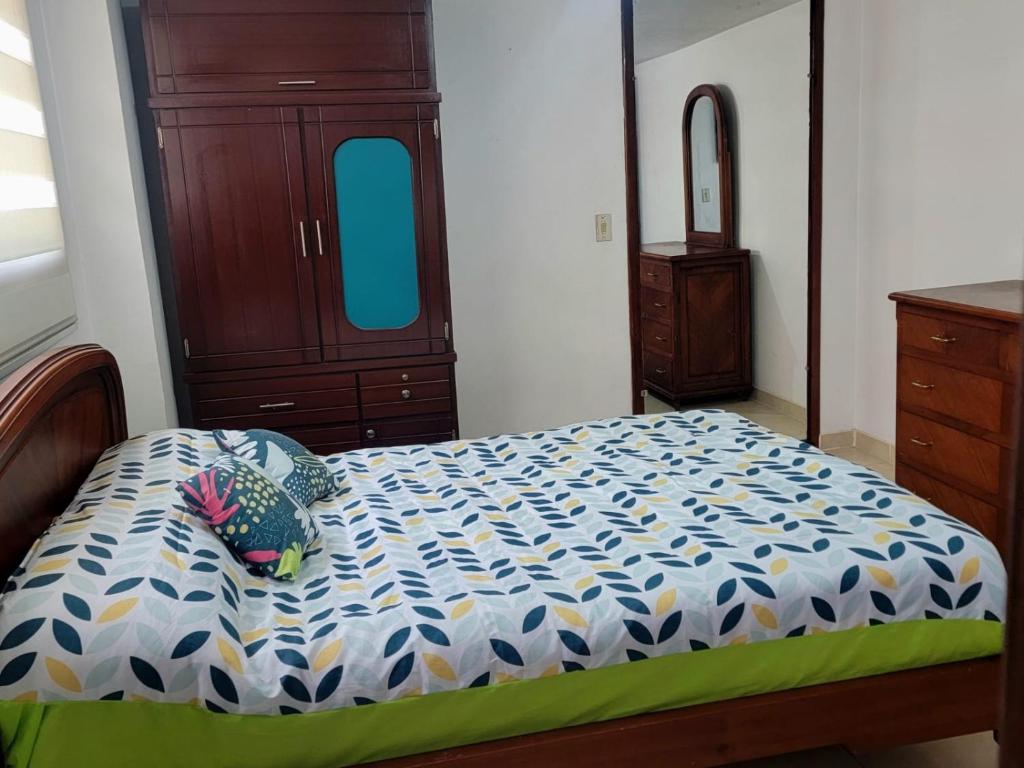 1 dormitorio con 1 cama y vestidor en Habitación a estrenar con baño privado, sector jipijapa, en Quito