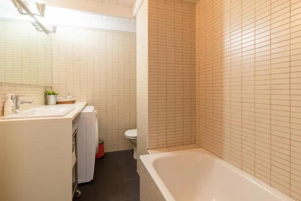 Koupelna v ubytování Precioso Ático duplex en vielha para 6 pax