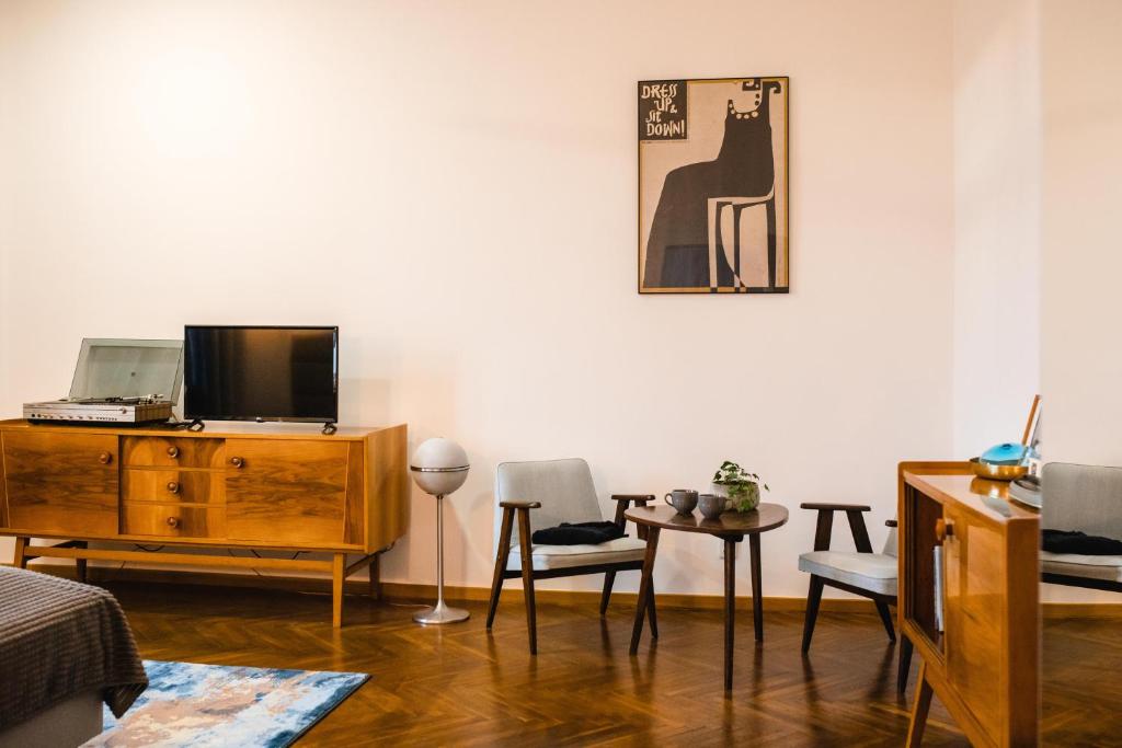 Televízia a/alebo spoločenská miestnosť v ubytovaní Vilao Apartments