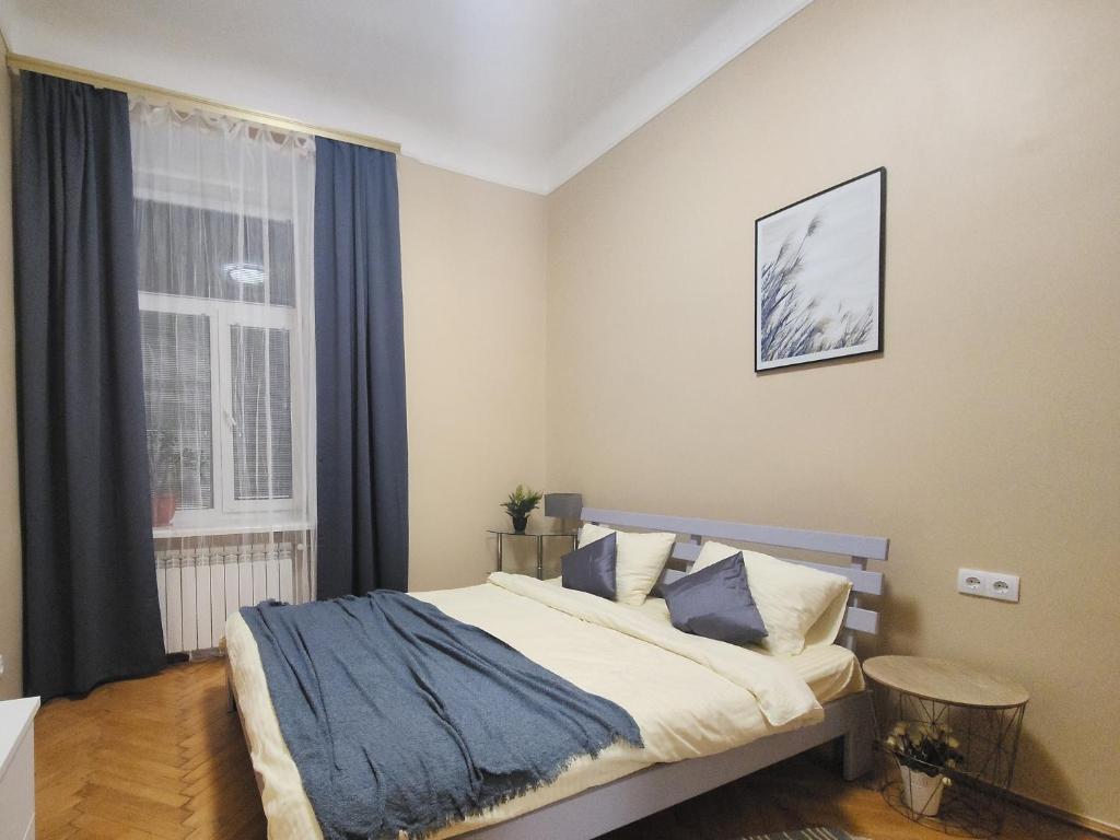 een slaapkamer met een bed en een raam bij В центрі м.Чернівці 2 кімнатна затишна квартира. in Tsjernivsi