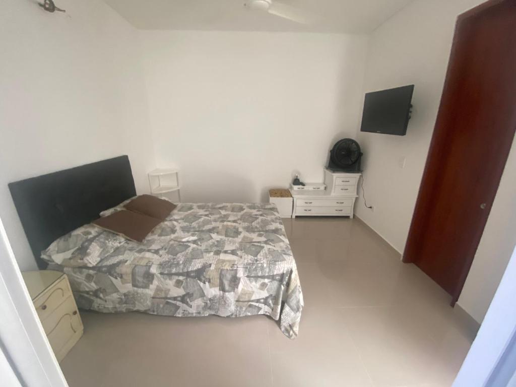 1 dormitorio con 1 cama y TV en Amplia y bella casa de vacaciones, en Flandes