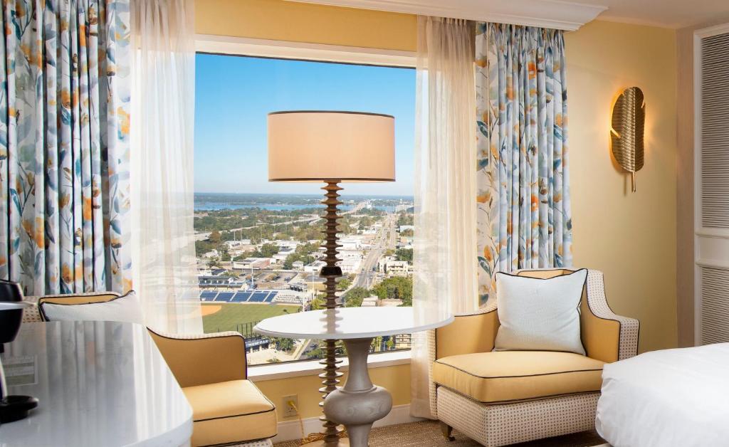 ein Schlafzimmer mit einem Bett und einem Fenster mit Aussicht in der Unterkunft Beau Rivage Resort &amp; Casino in Biloxi