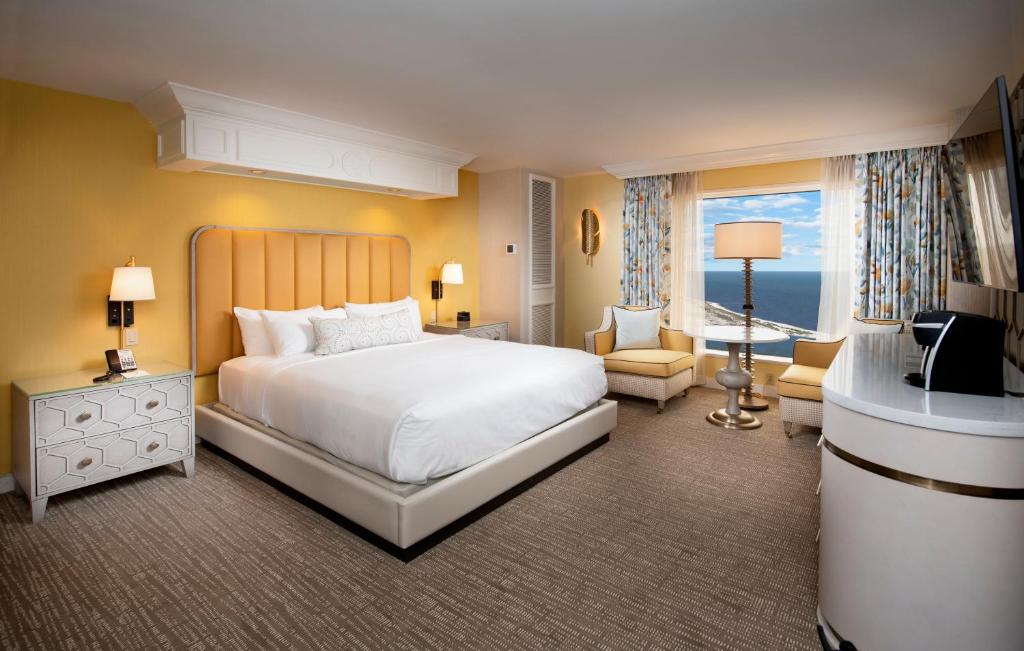 Ein Bett oder Betten in einem Zimmer der Unterkunft Beau Rivage Resort &amp; Casino