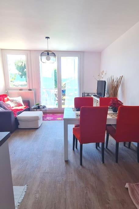 TV a/nebo společenská místnost v ubytování Le balcon cerdan