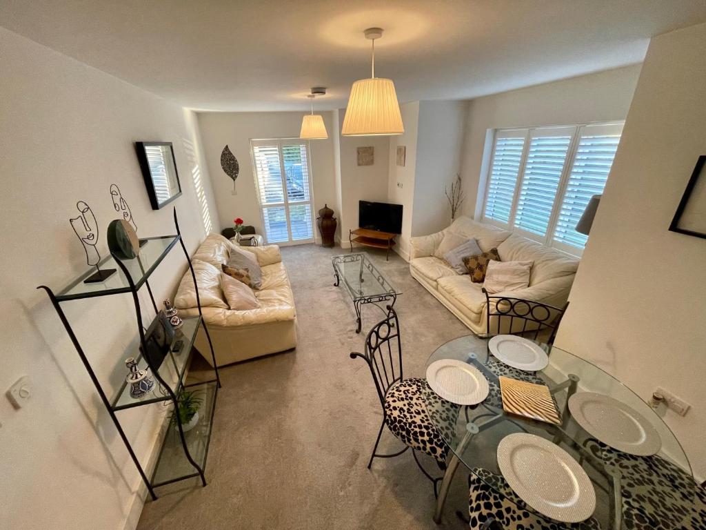 2 Bed 2 Bathroom Gated Apartment 1 Inc Free Parking