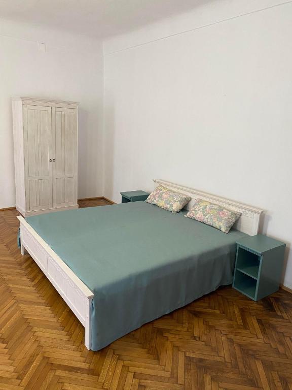 1 dormitorio con 1 cama grande en una habitación en Apartament istoric ultracentral - 70 mp - with Parking, en Sibiu