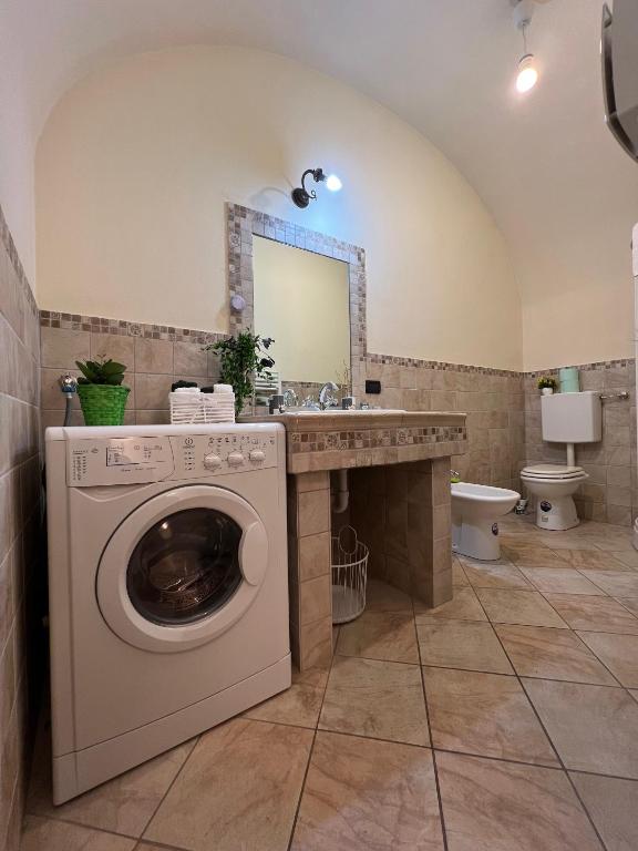 W łazience znajduje się pralka i umywalka. w obiekcie Saint Michel Apartment w mieście Dolceacqua