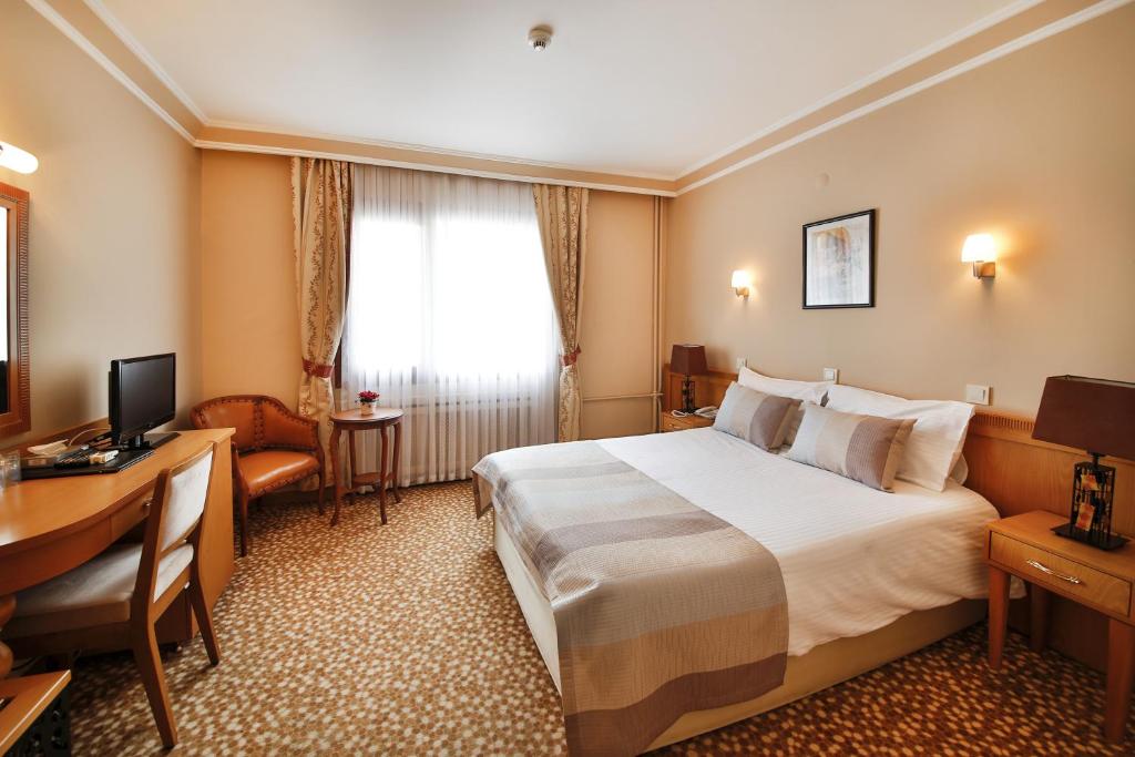 TV a/nebo společenská místnost v ubytování Sidonya Hotel