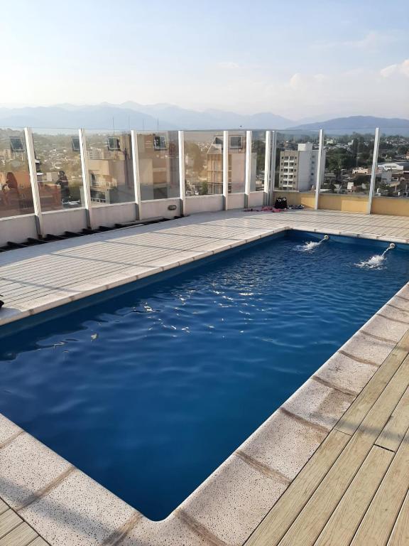 una piscina en la azotea de un edificio en Dpto Brown Salta en Salta