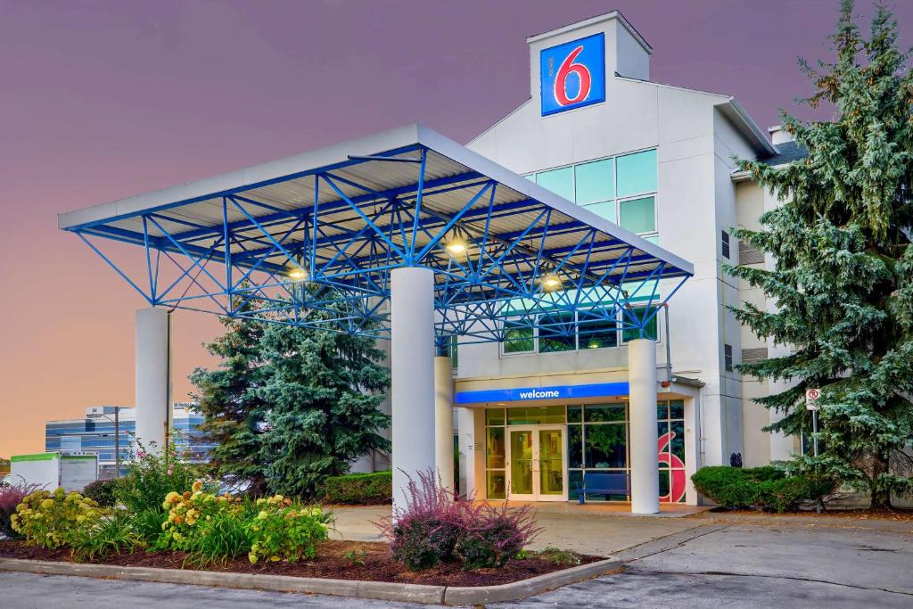 a building with a sign on top of it at Motel 6-Burlington, ON - Toronto West - Oakville in Burlington