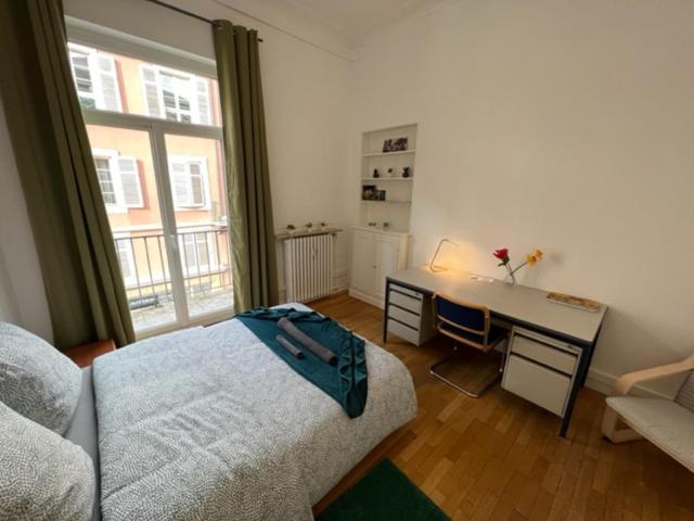 Chambres privées -Private room- dans un spacieux appartement - 100m2 centre proche gare - Deluxe Double Room With Balcony