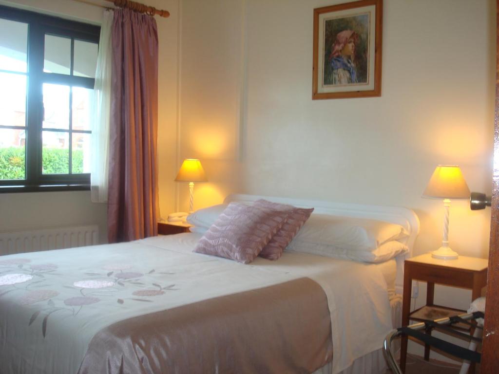 Postel nebo postele na pokoji v ubytování Athlumney Manor Guest Accommodation