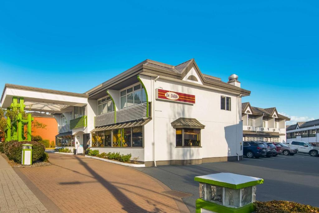 una tienda frente a un edificio con aparcamiento en SureStay Hotel by Best Western North Vancouver Capilano en North Vancouver