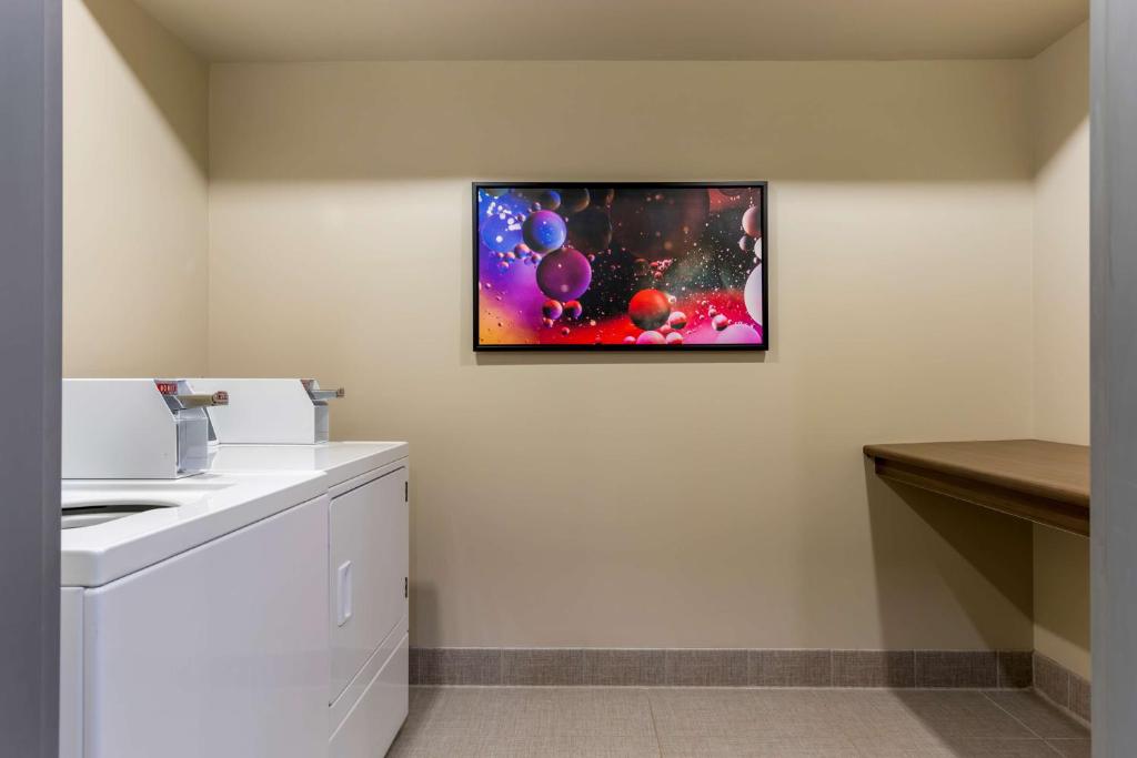 TV a/nebo společenská místnost v ubytování Best Western Plus Dauphin