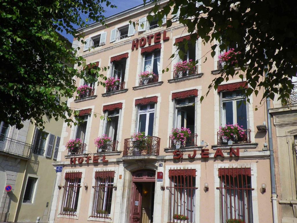 un bâtiment avec des boîtes de fleurs à l'avant dans l'établissement Hotel Saint Jean, à Chalon-sur-Saône