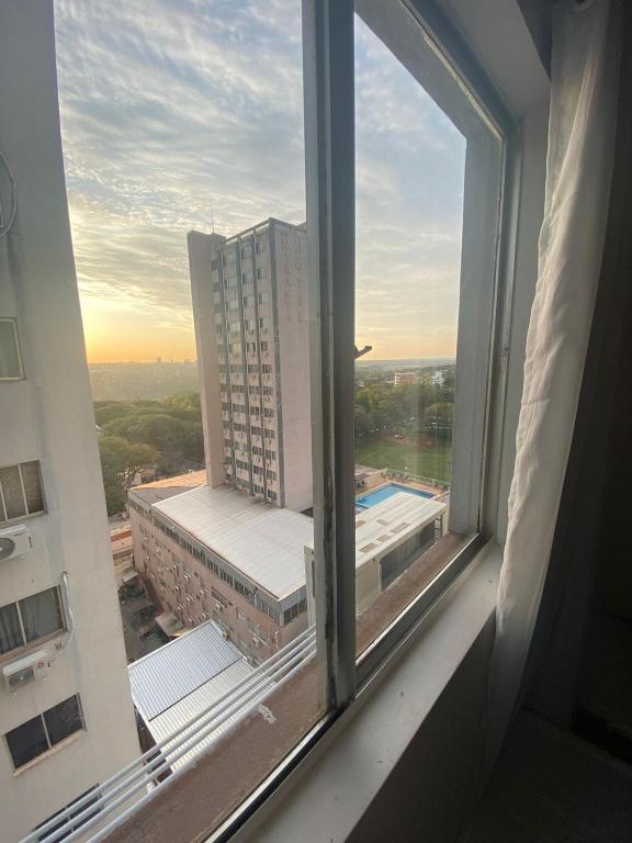 una ventana con vistas a un edificio en Ap Centro Foz do Iguaçu até 4 pessoas, en Foz do Iguaçu