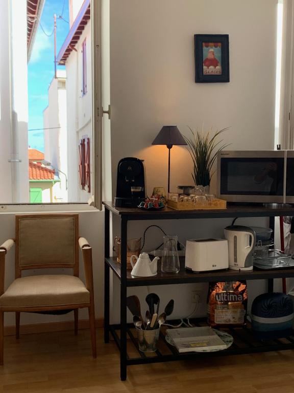 Kuchnia lub aneks kuchenny w obiekcie Biarritz centre, près Avenue de Verdun, cosy Apt 2 pieces , salon , chambre séparé, rue très calme à 10 minutes à pied de la grande plage