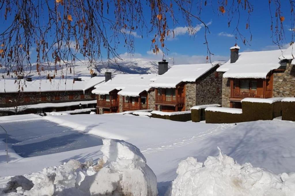 un cumulo di neve di fronte a un gruppo di case di Chalet à Nahuja a Nahuja