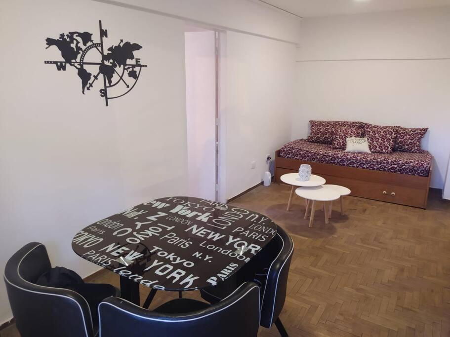 a living room with a table and a couch at Departamento en el centro de Córdoba in Córdoba