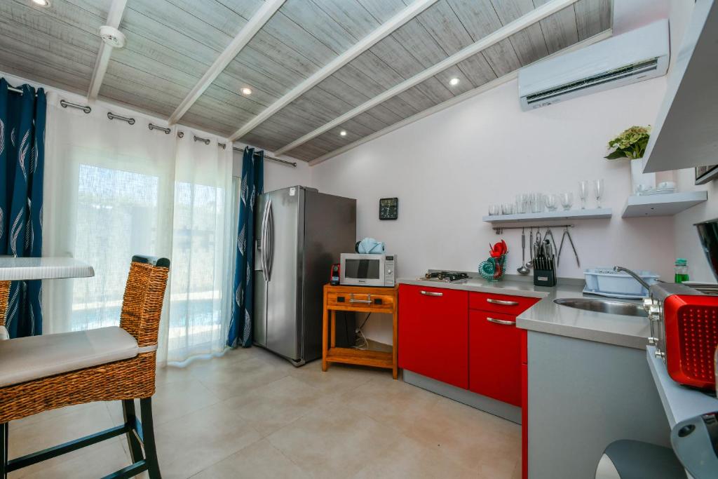 Kuchyň nebo kuchyňský kout v ubytování Boutique Hotel Swiss Paradise Aruba Villas and Suites