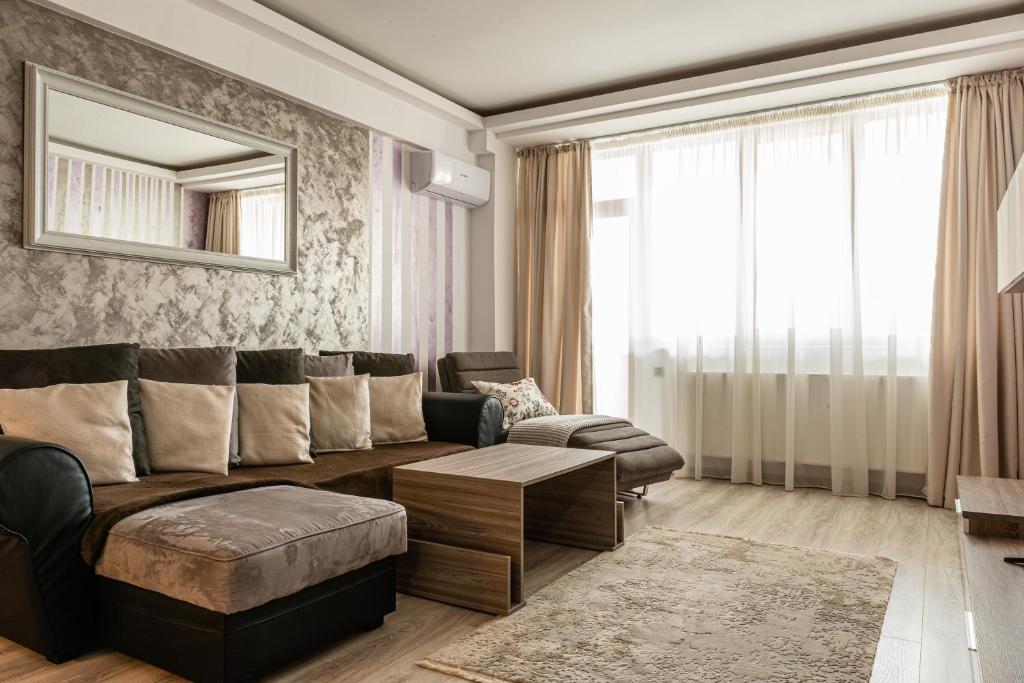 un soggiorno con divano e tavolo di Adonis Albu's Residence a Braşov