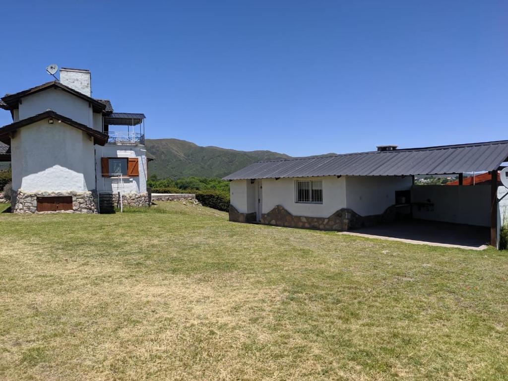 ビージャ・ヒアルディノにあるCasa de huéspedes con pileta.の前に広い芝生がある建物