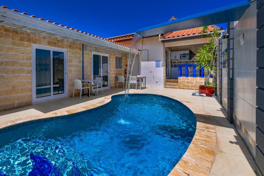 Bazén v ubytování Boutique Hotel Swiss Paradise Aruba Villas and Suites nebo v jeho okolí