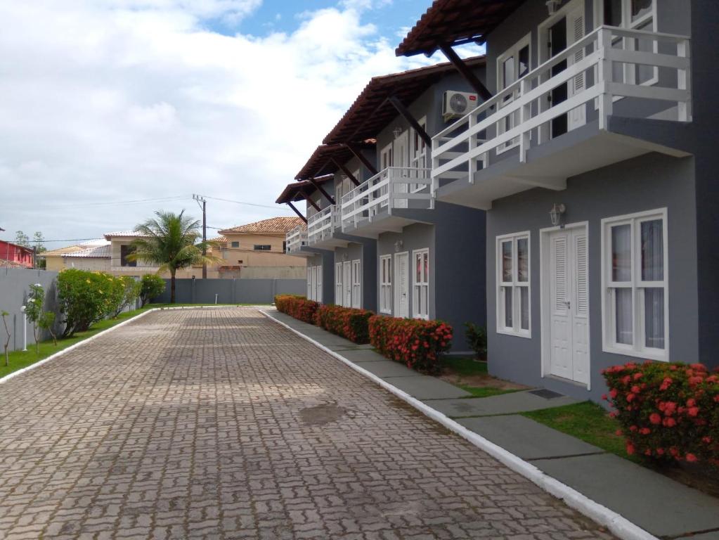 budynek z ceglaną drogą przed nim w obiekcie APARTAMENTO 3 quartos no Taperapuan Duplex 450 mt da praia w mieście Porto Seguro
