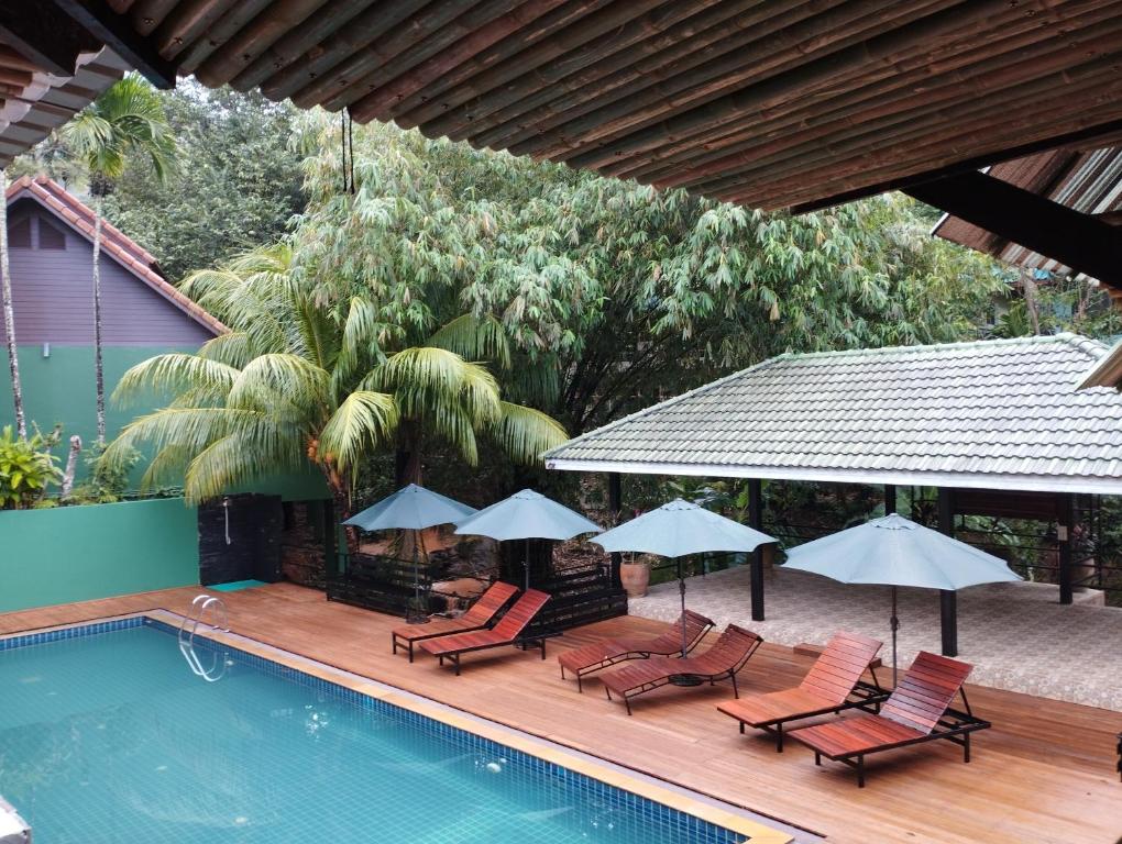 Bazén v ubytování Phuket Jungle Experience Resort nebo v jeho okolí