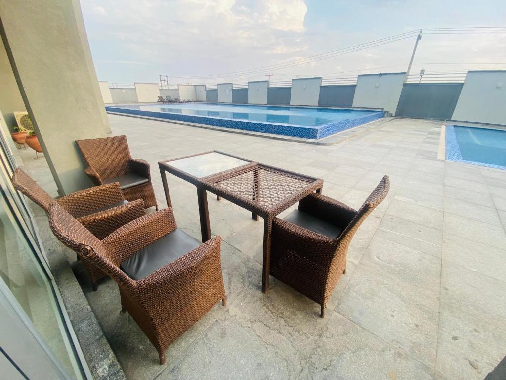 Bazén v ubytování OCEANVIEW 2Bedroom SMARTHOME WITH POOL nebo v jeho okolí