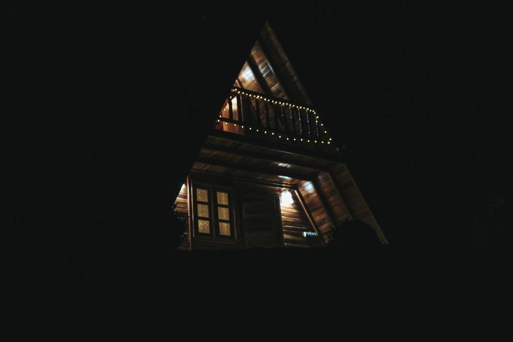 El edificio en el que está el chalet de montaña