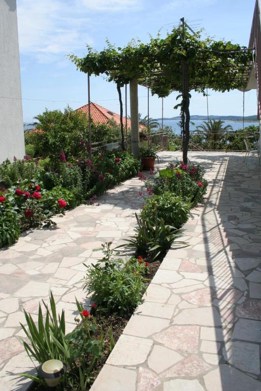 Vonkajšia záhrada v ubytovaní Apartments by the sea Orebic, Peljesac - 10436