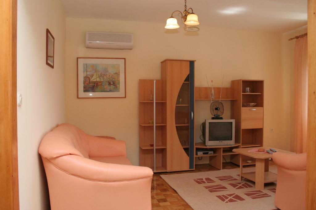 Televízia a/alebo spoločenská miestnosť v ubytovaní Apartments by the sea Orebic, Peljesac - 10436