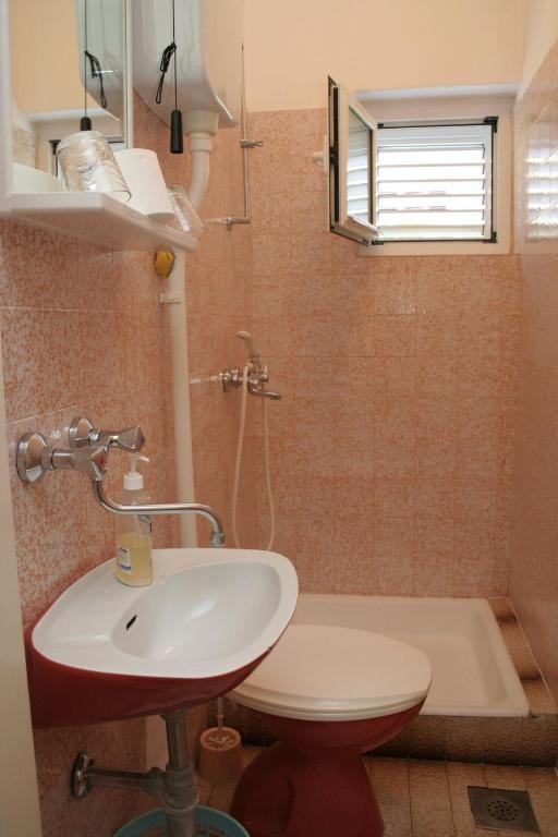 Kúpeľňa v ubytovaní Apartments by the sea Orebic, Peljesac - 10436